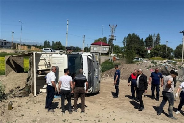 Iğdır’da hafriyat kamyonu devrildi