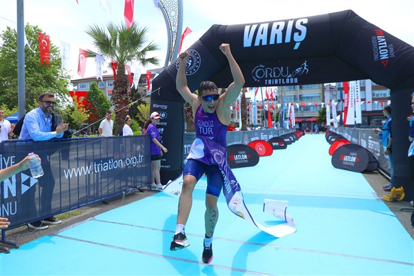 Gündüz, Ordu’da katıldığı ilk triatlon yarışında şampiyon oldu