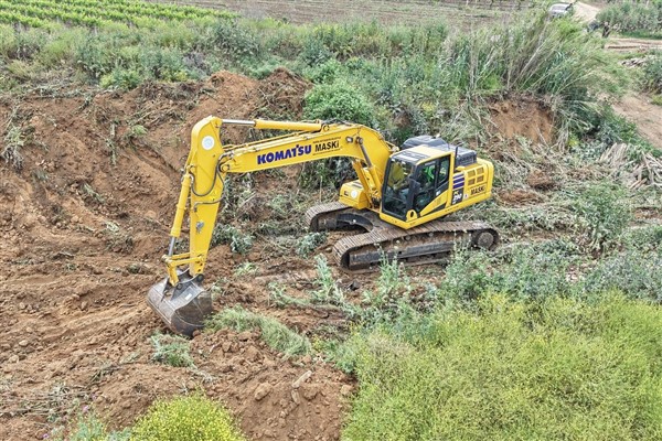 Salihli’de dere yatağı üzerinde temizlik çalışması yapıldı