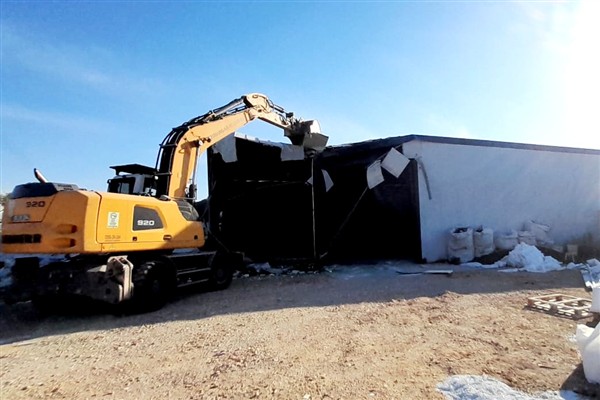 Osmangazi’de kaçak depo yıkıldı