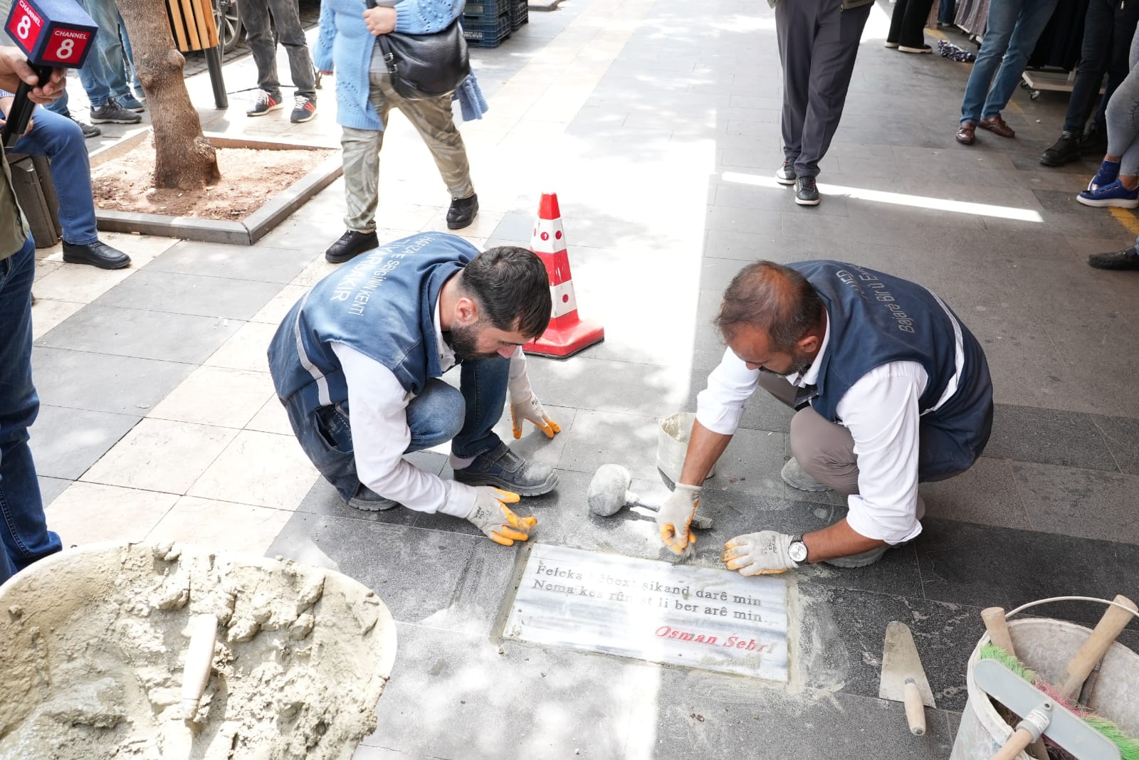 Kaldırımlara Klasik Kürt Edebiyatı şairlerinin beyitleri işlendi