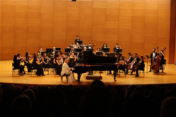 Nilüfer Senfoni Orkestrası ilk konserini verdi