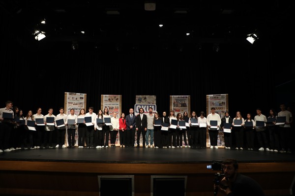 “Okul Gazetem” projesinde eğitim gören öğrenciler sertifikalarını aldı