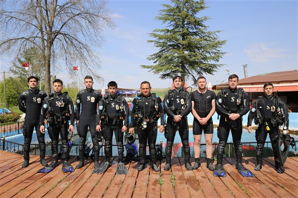 Balık adamlar kampa girdi