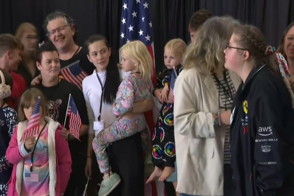 Trump’ın mülteci planı kapsamında onlarca beyaz Güney Afrikalı ABD’ye geldi