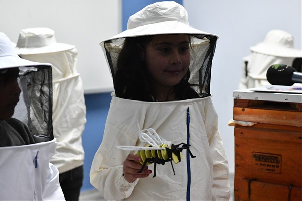 Mamak’ta öğrenciler arıcılıkla tanıştı