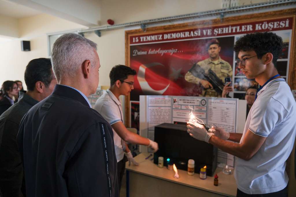 TOBB Fen Lisesi öğrencileri, bilimsel projelerini TÜBİTAK 4006 Bilim Fuarı’nda tanıttı