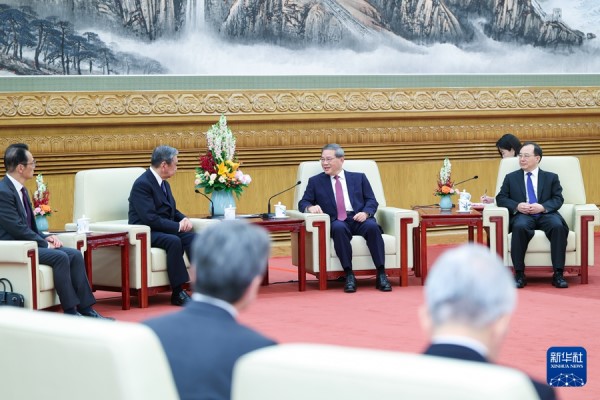 Çin Başbakanı Li, Japon heyeti ile bir araya geldi