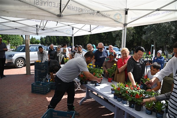 Manisa Büyükşehir’den çiçek dağıtımı