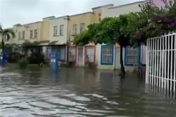 Meksika’nın Pasifik kıyılarını tropikal fırtına ve kasırga vurdu