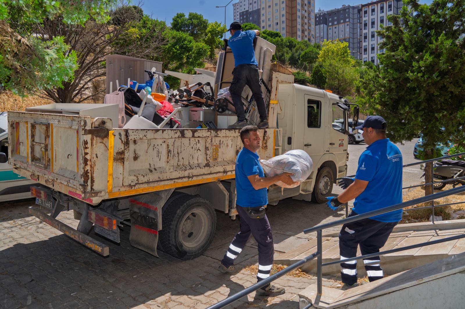 İzmir Büyükşehir Belediyesi evi zarar gören aileyi Uzundere konutlarına taşıdı