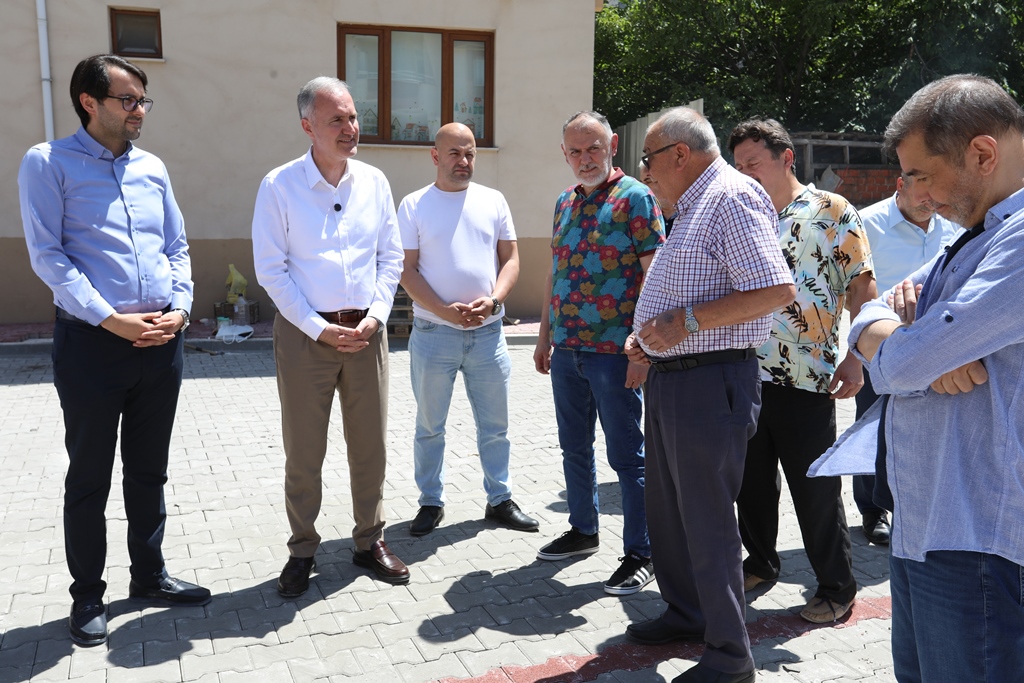 İnegöl’ün çıkmaz sokakları ücretsiz otoparka dönüşüyor