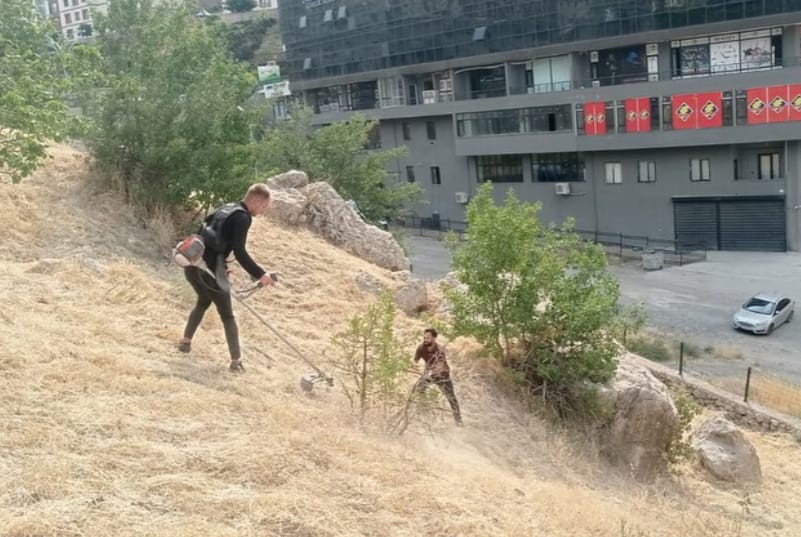 Şırnak’ta mezarlıklarda bakım ve temizlik çalışmaları sürüyor