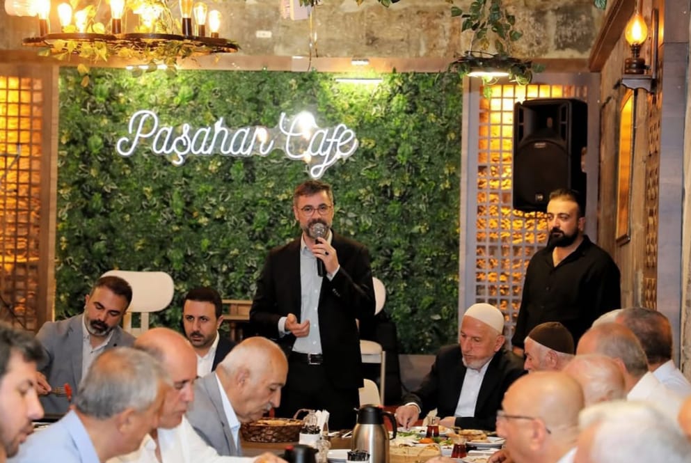 Bitlis Belediye Başkanı Tanğlay, kahvaltıda vatandaşlarla buluştu