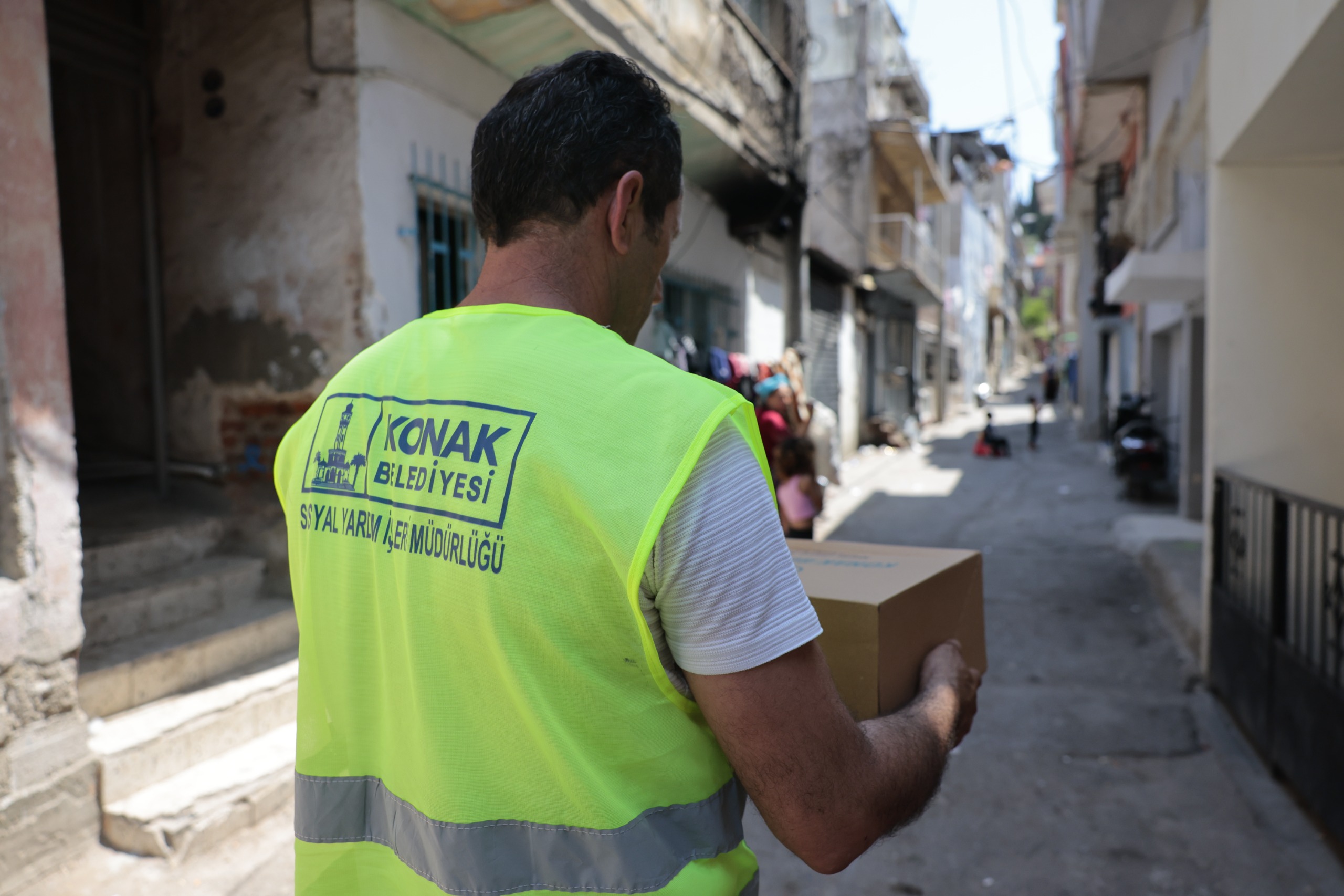 Konak’ta kurban bağışları ihtiyaç sahiplerinin sofrasına ulaşıyor