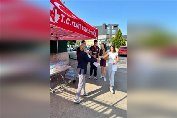 İzmit Belediyesi, LGS’ye giren öğrencilere su ikramı yaptı