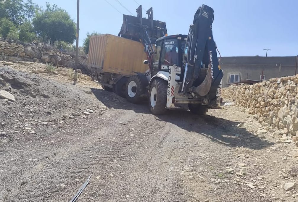 Mazıdağı Belediyesi Kelek Mezrası’nda hayvan gübresi temizliği yaptı
