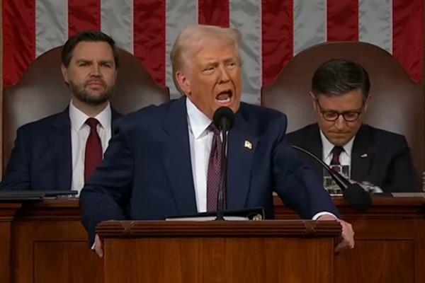 Trump’ın 12 ülkenin vatandaşlarını yasaklayan seyahat yasağı yürürlüğe girdi