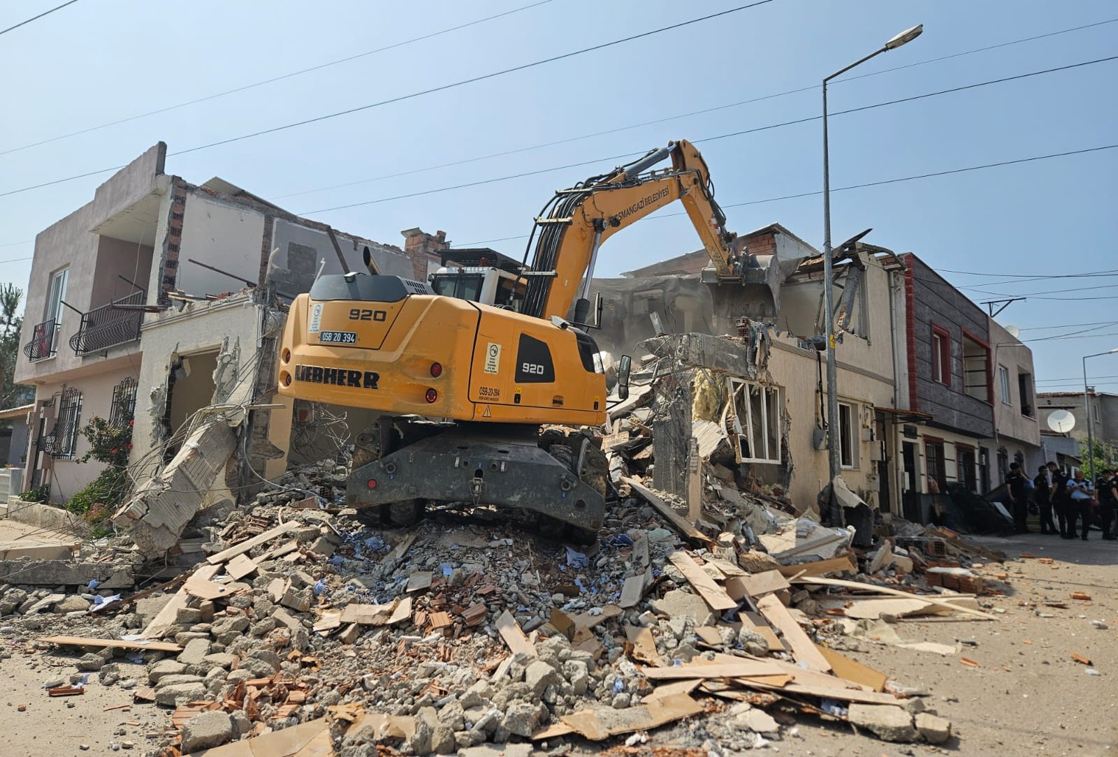 Osmangazi’de iki katlı kaçak bina yıkıldı