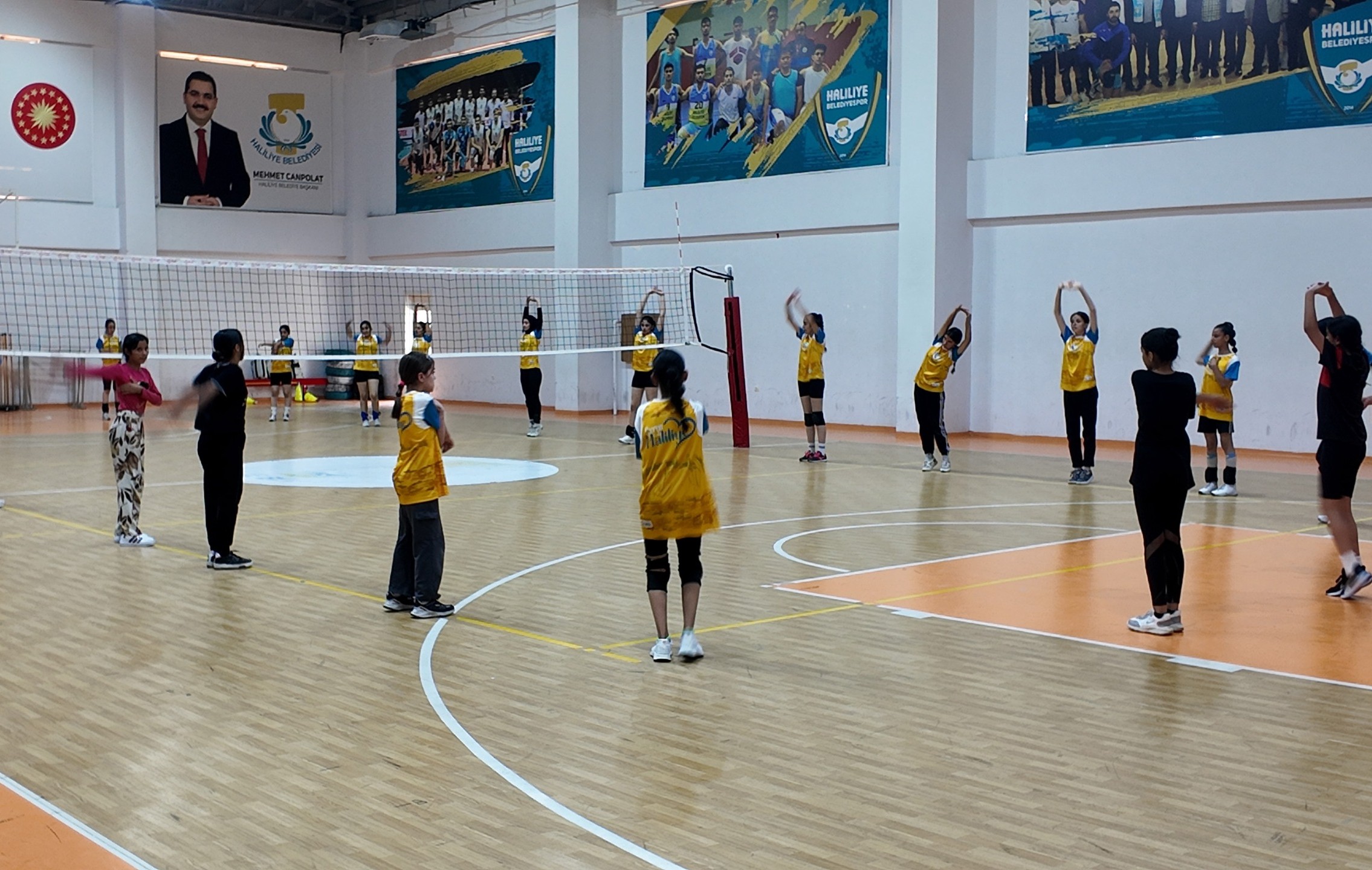 Haliliye Belediyesi’nden gençlere yönelik voleybol kursu
