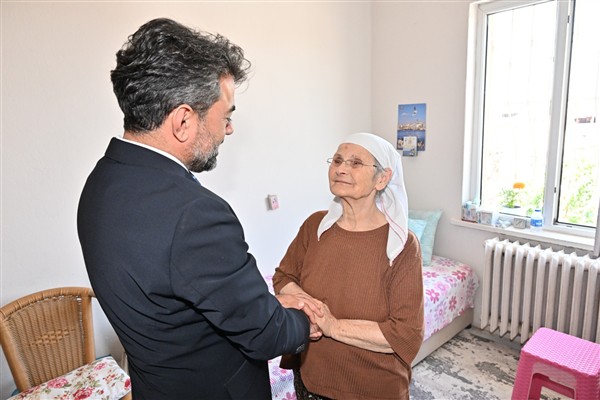 Manisa Büyükşehir Belediyesi’nden huzurevlerine bayram ziyareti