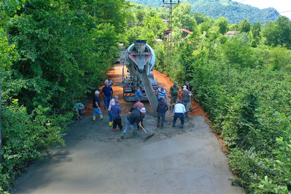 Ünye Fatih Mahallesi Düzçiftlik mevkiinde beton yol çalışması gerçekleştiriliyor