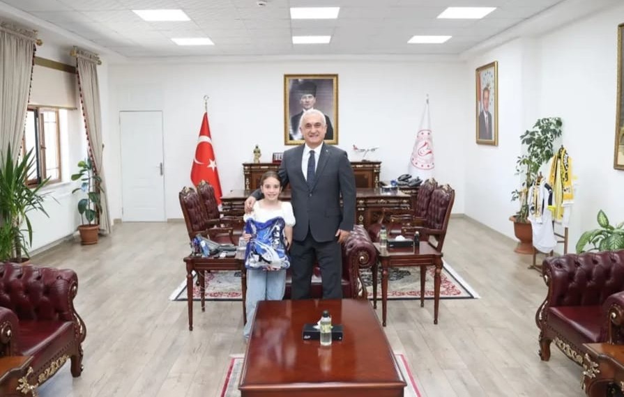 Sırbistan’daki Badminton Şampiyonası’nda ilk 8’e kalan Alarslan’dan Vali Çakır’a ziyaret