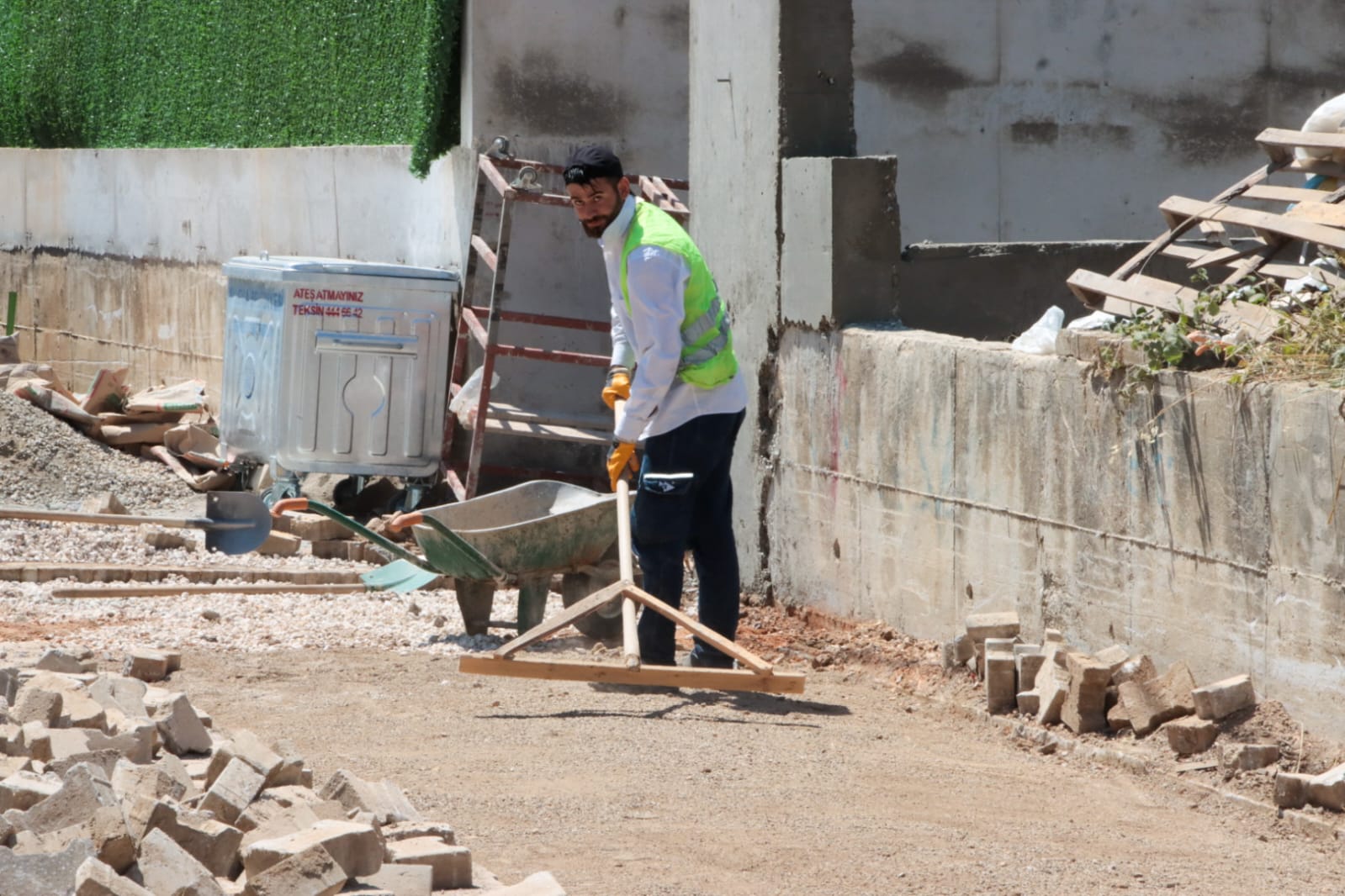 Yalova Belediyesi’nden mahallelere parke yol ve bordür çalışması