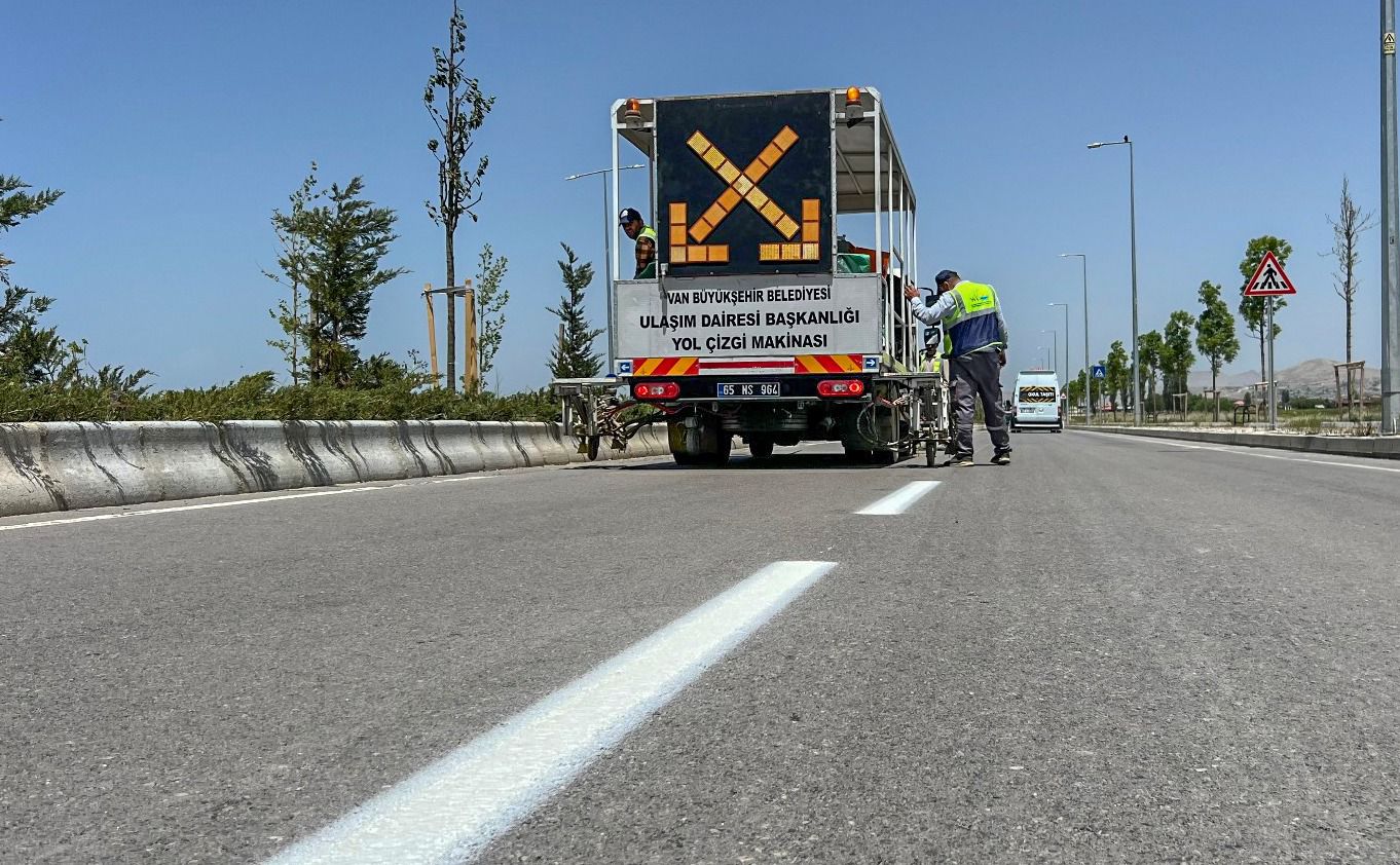 Van Gölü Sahil Yolu’nda yol çizgileri yenilendi