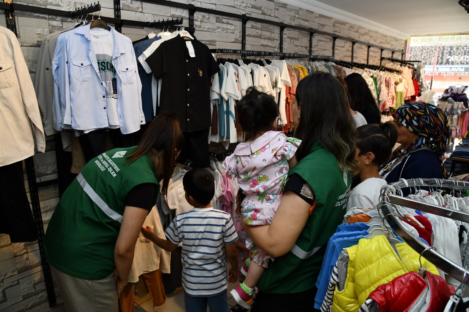 Osmaniye Belediyesi’nden çocuklara bayram alışverişi