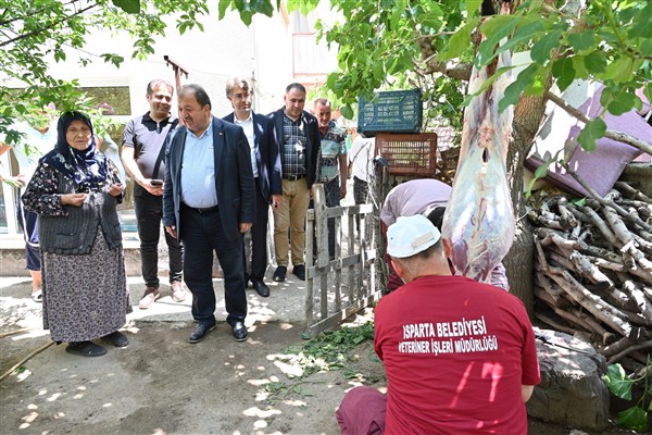 Isparta Belediyesi’nden vatandaşlara evde kurban kesim hizmeti