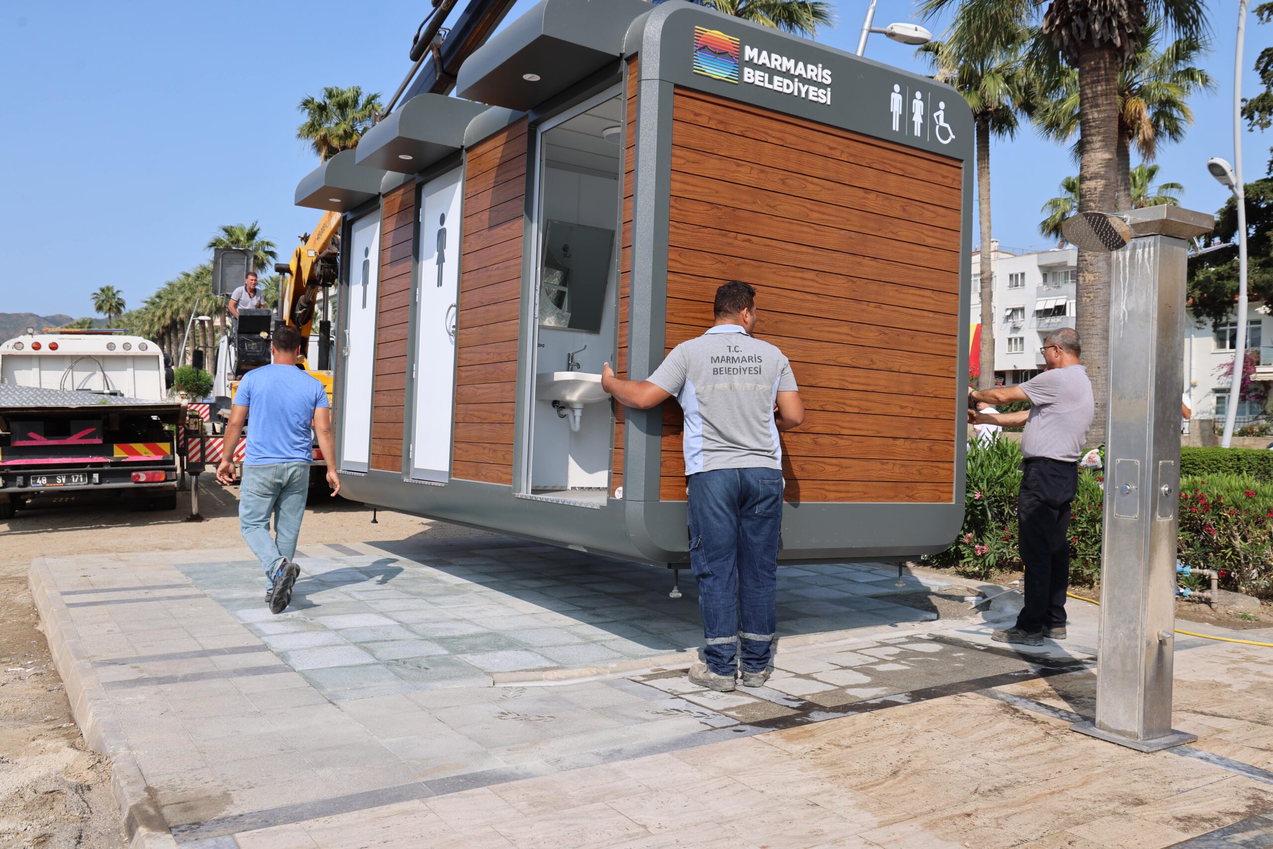 Marmaris Belediyesi, halk plajındaki kabinleri yeniledi