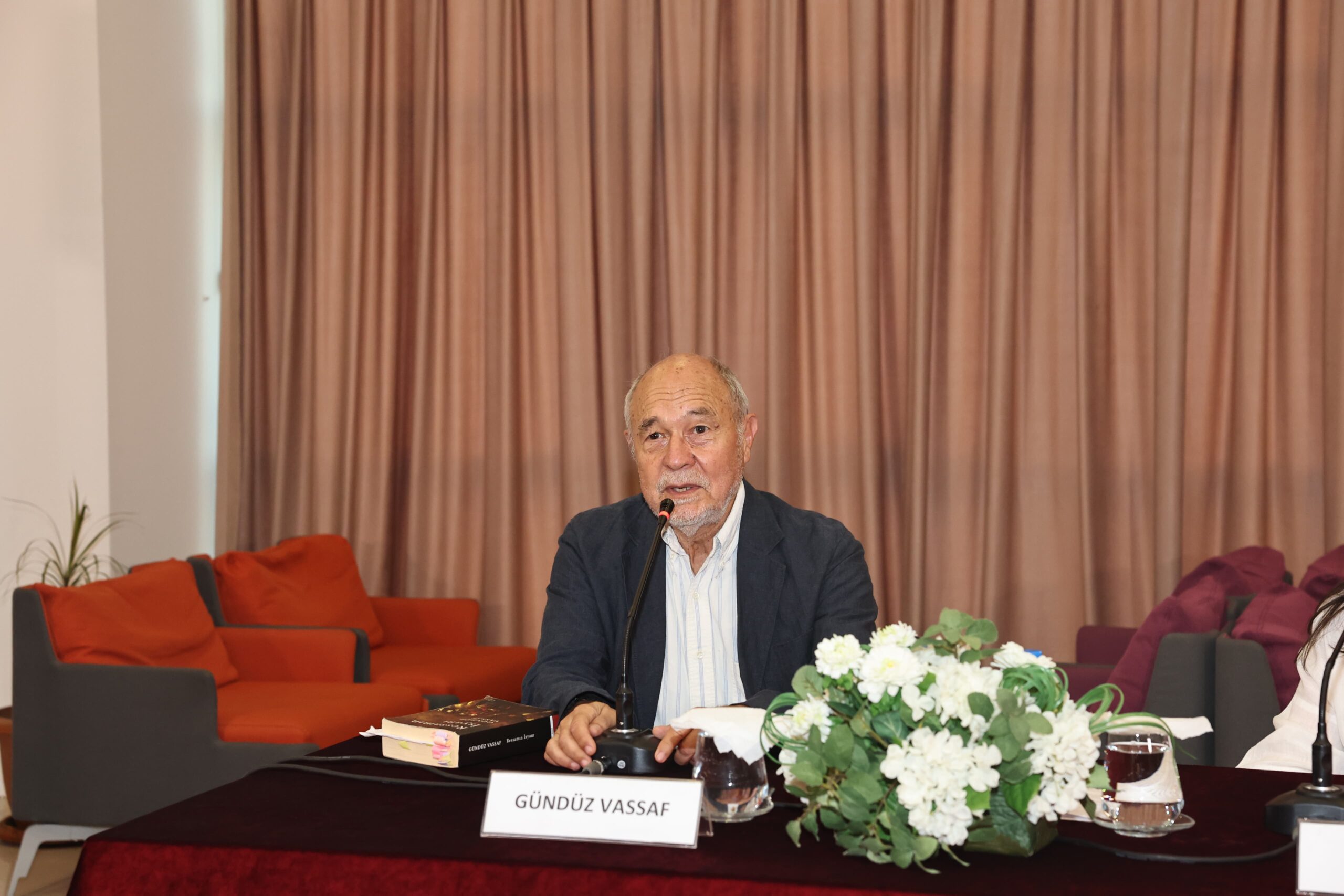 Usta yazar Gündüz Vassaf okurlarıyla buluştu