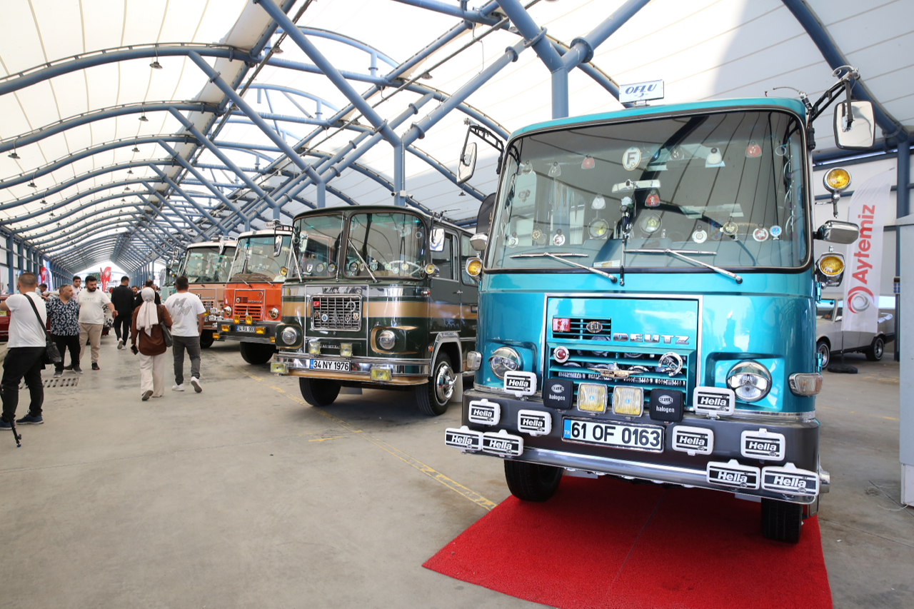 Küçükçekmece’de Klasik Otomobil Festivali’ne yoğun ilgi