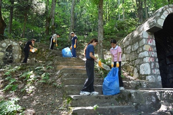 Öğrencilerden Küreklidere Şelalesi’nde temizlik