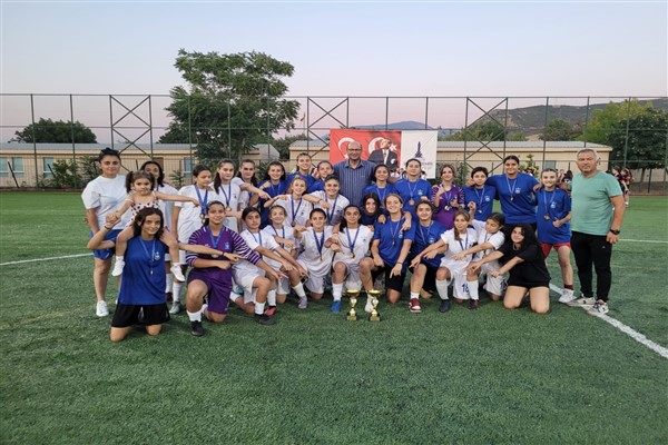 Konak Belediyespor, U13 ve U15 Kız Futbol Liglerinde şampiyon oldu