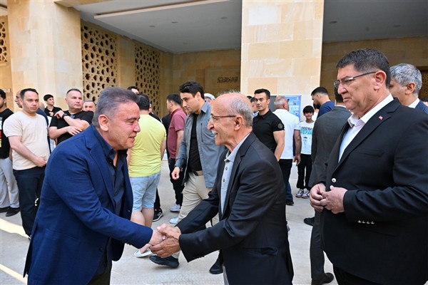 Başkan Böcek, protokol ve vatandaşla bayramlaştı