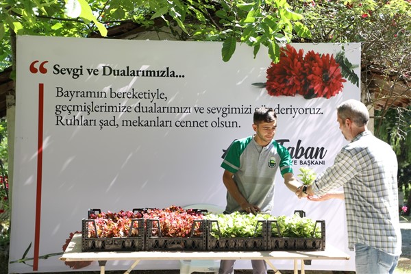 İnegöl Belediyesi mezarlıklarda 9 bin adet çiçek dağıttı