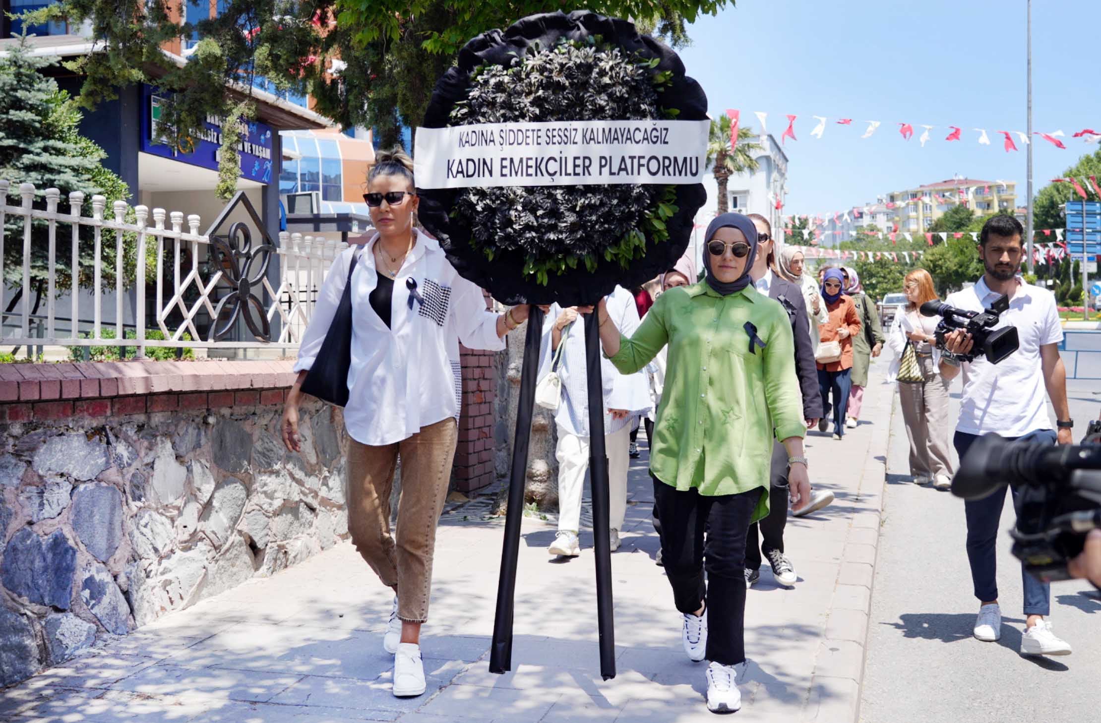 Kadın Emekçileri Platformu’ndan CHP’ye siyah çelenk