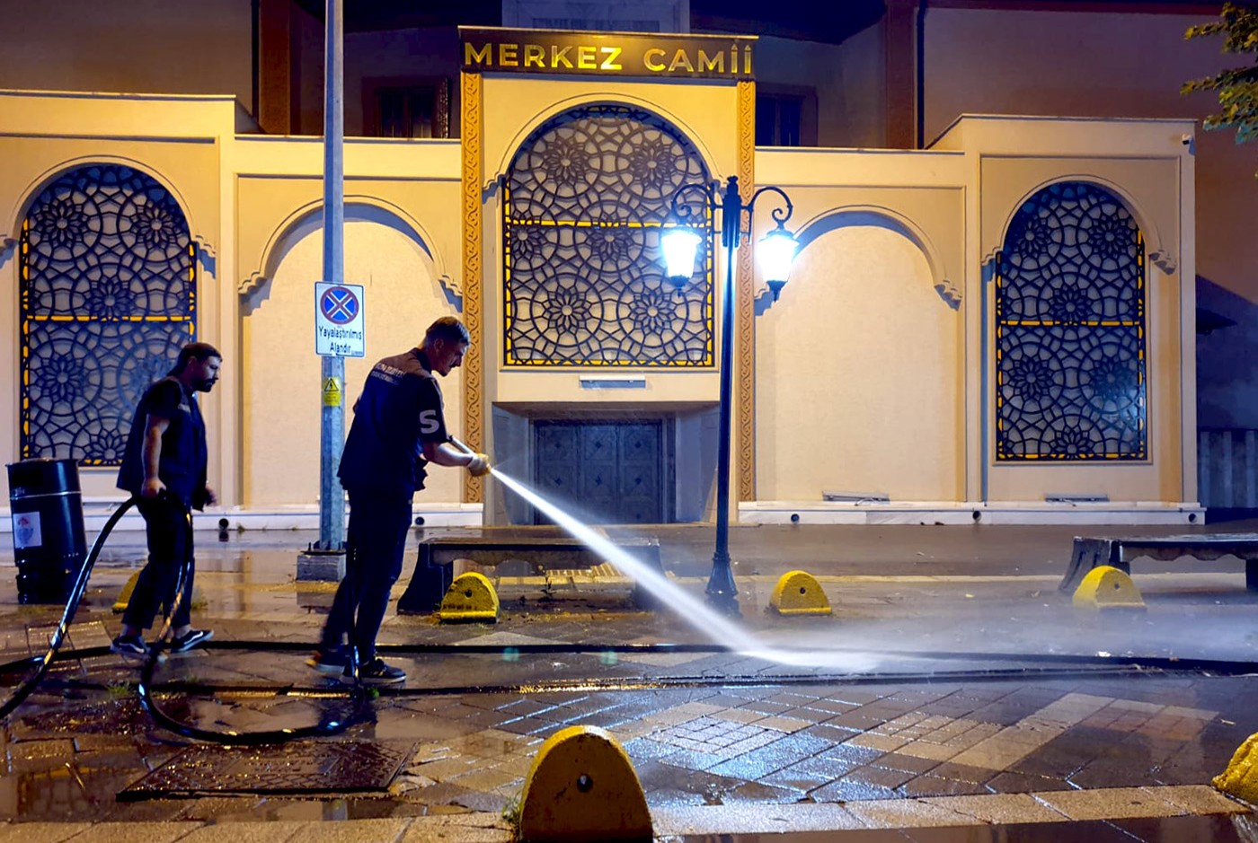 Yalova Belediyesi’nden gece boyu temizlik çalışması