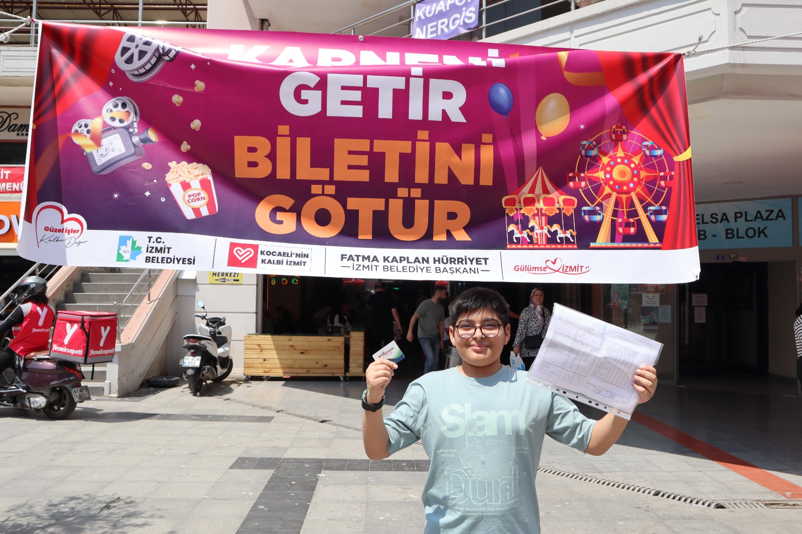 İzmit Belediyesinin karne hediyesi etkinliği yoğun ilgi görüyor