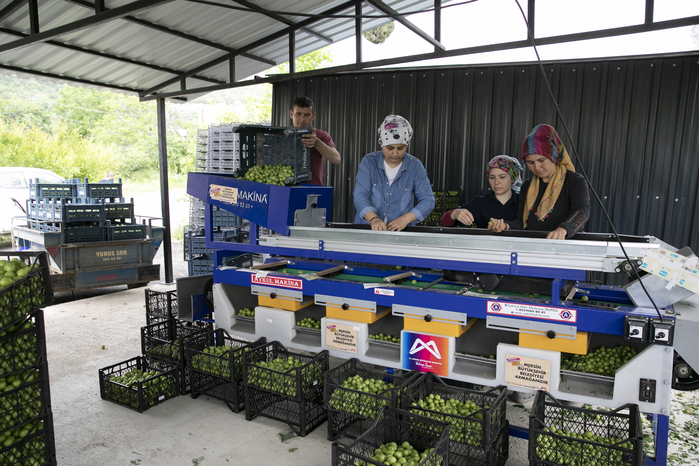 Mersin Büyükşehir Belediyesi’nden Korucular Mahallesi’ne 2. makine desteği