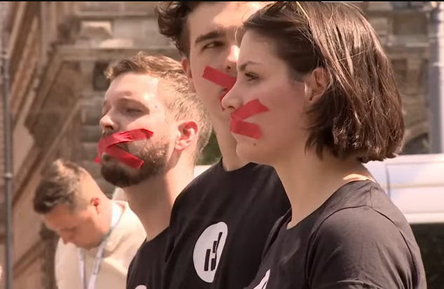Binlerce kişi Budapeşte’de ”şeffaflık yasası”na karşı sessizce yürüdü