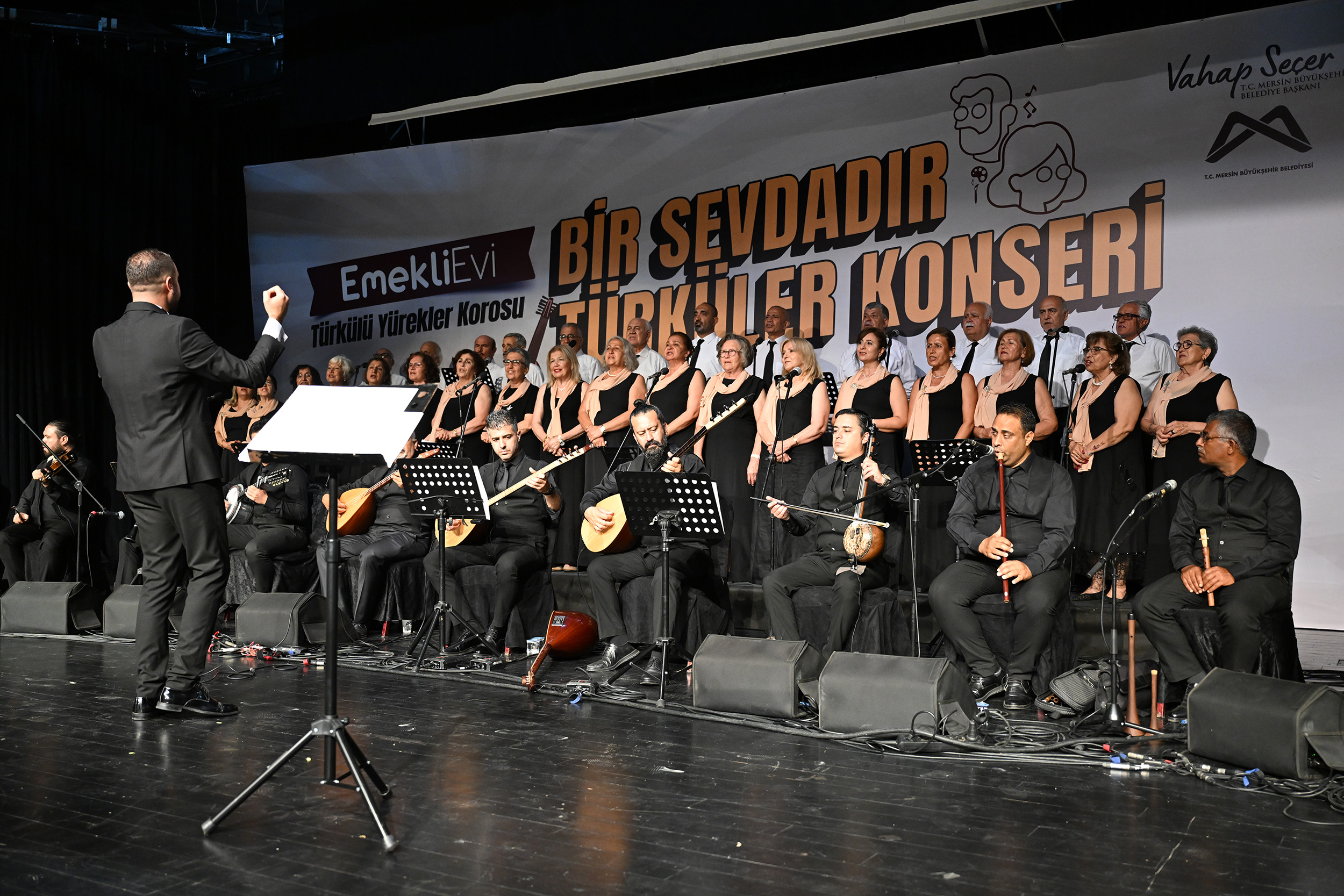 Türkülü Yürekler Korosu, ‘Bir Sevdadır Türküler’ konserinde sahne aldı