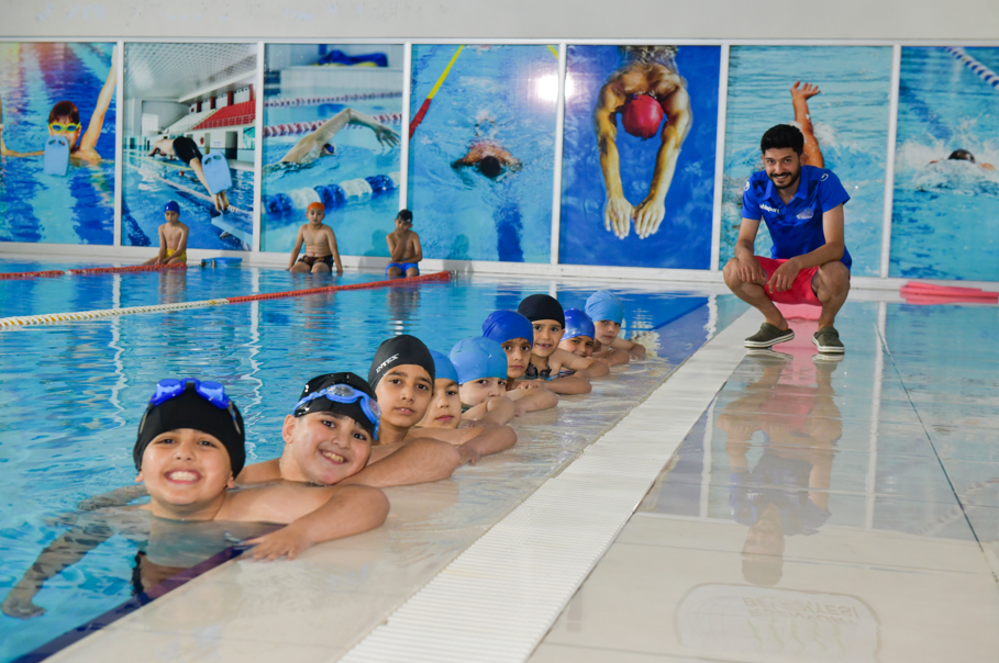 Esenyurt Belediyesi’nden çocuk ve gençlere yönelik yüzme kursu