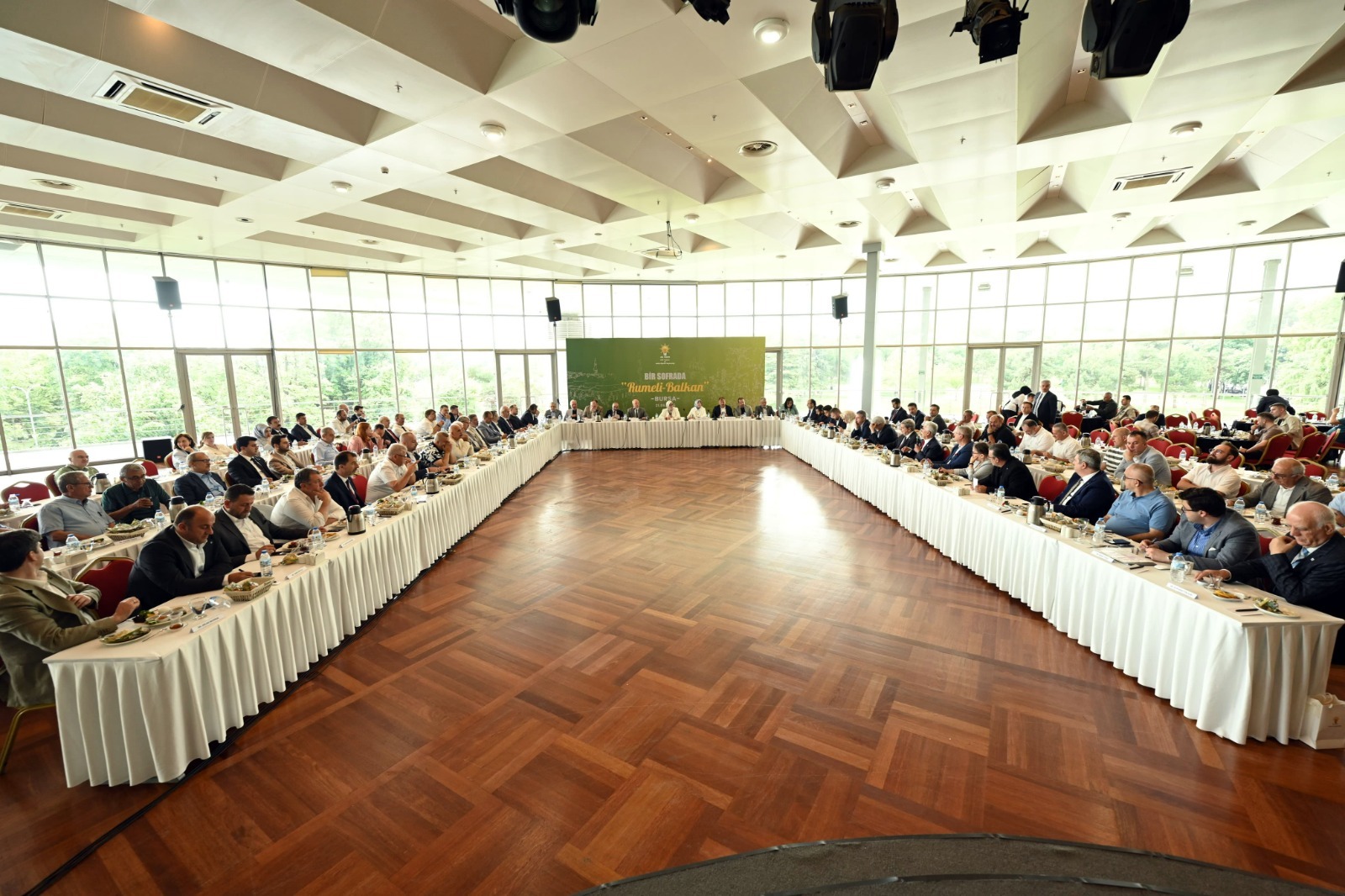 AK Parti Genel Başkan Yardımcısı Uygur: Bu, tarihi omuzlarında taşıyan bir sofradır