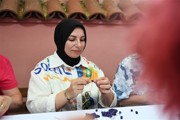 Osmangazili kadınlardan hediye anahtarlık üretimi