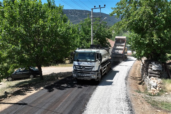 Antalya Büyükşehir’den yol yapım ve iyileştirme çalışmaları