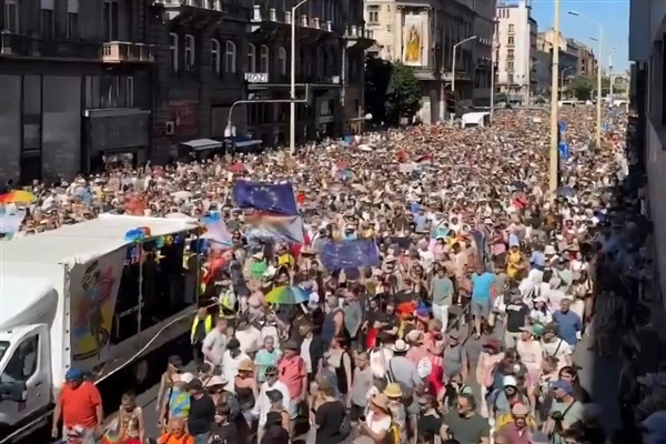 Budapeşte Onur Yürüyüşü yasağına rağmen büyük kalabalıklar toplandı