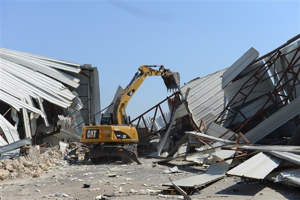 Nilüfer Belediyesi Çalı’da kaçak depoyu yıktı